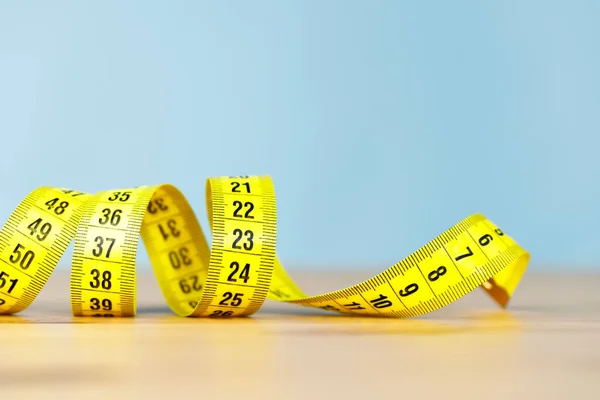 IA sur mesure vs outils standards : comment choisir pour un ROI mesurable ?