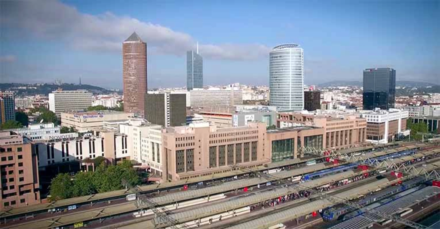 Intelligence artificielle à Lyon : comment les grandes entreprises lyonnaises transforment leur stratégie avec l'IA